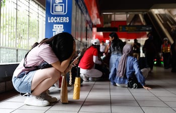 Varias personas se refugian en una estación de trenes subterráneos durante un simulacro de bombardeo en Taipéi, Taiwán.