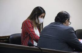 La Dra., Laura Sena y su abogado Ricardo Preda, en una de las audiencias en tribunales.