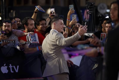 El actor y exluchador estadounidense John Cena se toma una fotografía con sus seguidores durante la alfombra gris de la película Matchbox en Ciudad de México. (EFE/ Sáshenka Gutiérrez)
