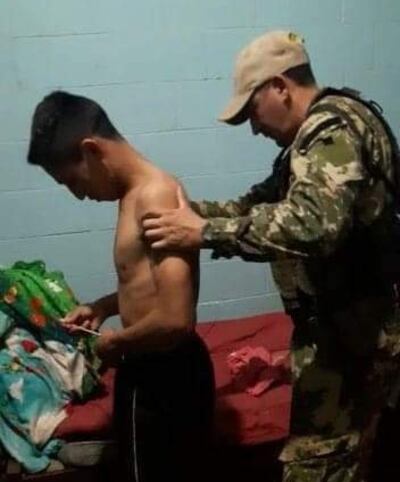 Adelio Mendoza (21) es inspeccionado por un militar sin tapabocas luego de su liberación. Hoy el ministro de Salud Julio Mazzoleni informó que dio positivo a la prueba del Covid-19.