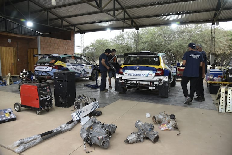 Los autos de Alfredo y Ricardo Escauriza en el taller de Petrochaco Racing en la ciudad de Mariscal Estigarribia a la espera del Rally del Chaco 2026.