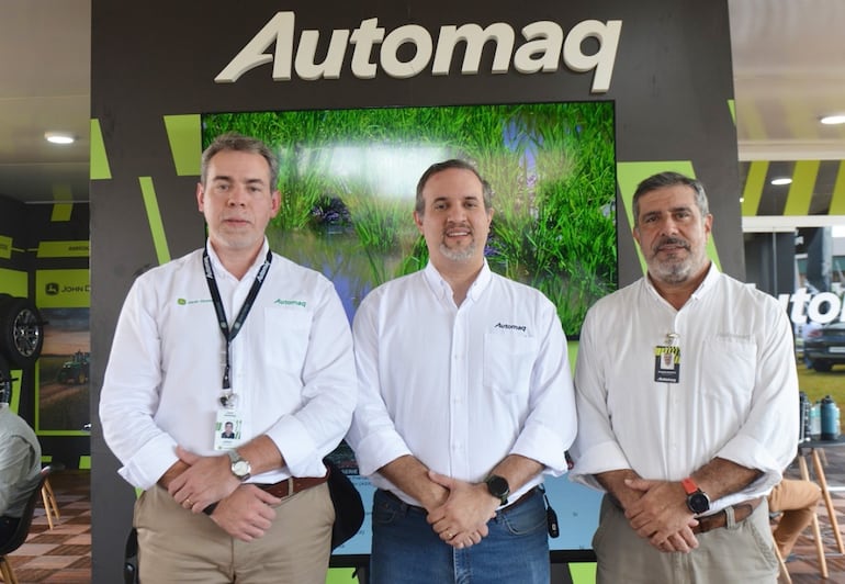Sergio Vega, gerente de División Agrícola; Jorge Villate, gerente general, y  Teddy Duarte, gerente de Dvisión Vial y Logística.