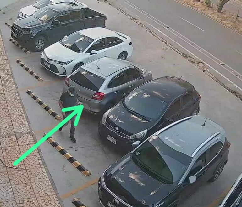 Según los investigadores, la camioneta señalada con la flecha sería el vehículo en el que llegó el ladrón hasta el estacionamiento del súper.