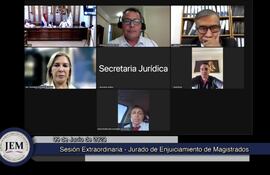 El diputado Rodrigo Blanco Amarilla y el senador Ramón Retamozo, participaron de forma presencial la sesión extraordinaria del JEM. Mientras Alfredo Enrique Kronawetter, Manuel Ramírez Candia, Hermelinda Alvarenga, Oscar Paciello y Hernán Rivas, lo hicieron de forma telemática.