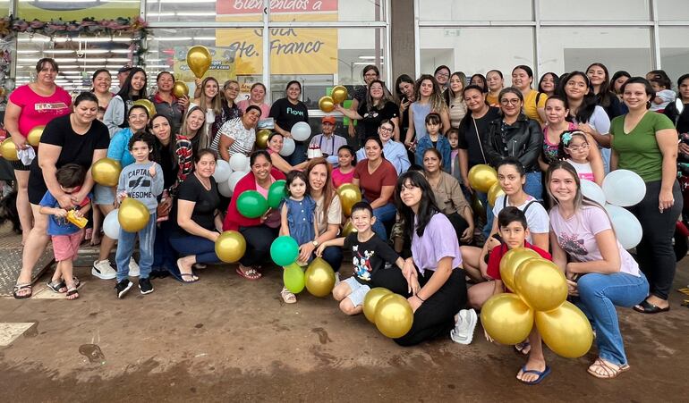 Los voluntarios que llegaron a Presidente Franco para agasajar al cumpleañero.