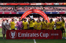 Borussia Dortmund se adjudicó la Emirates Cup tras vencer por 3-2 al Arsenal, en Londres.