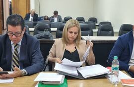 La exfiscala de San Lorenzo Ana Girala, recusó al Tribunal de Sentencia y logró postergar su juicio por supuestos pedidos de coima y otros delitos, cuyo inicio estaba fijado para hoy.