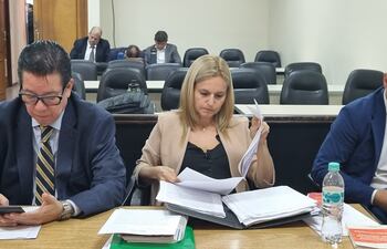 Exfiscala Ana Girala, acusada de supuesta coima, extorsión y otros hechos, junto al abogado Enrique García en la sala de juicios orales.