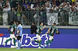 José Manuel López (c) de Palmeiras celebra un gol este jueves, en un partido de la fase de grupos de la Copa Libertadores entre Palmeiras y Sporting Cristal en el estadio Allianz Parque en Soa Paulo (Brasil).