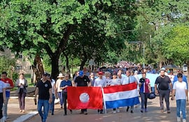 La rectora Zully Vera de Molinas, y los decanos de las diferentes facultades acompañaron la marcha que se realizó esta mañana y que partió desde el Rectorado de la UNA hasta la Avda. Mcal. López.