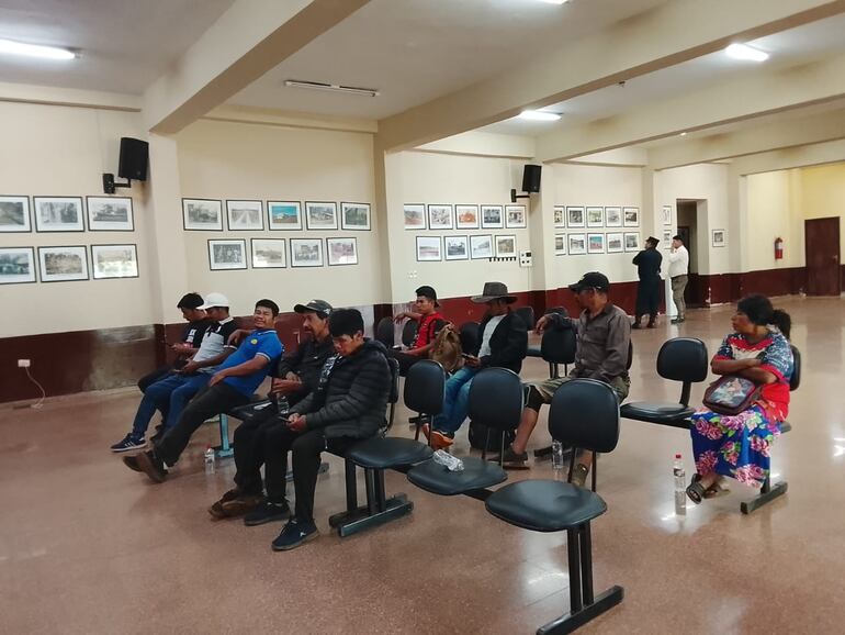 Los líderes indígenas aguardan una reunión con el gobernador de Alto Paraná, César Torres.