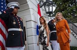 Melania Trump y la reina Máxima de los Países Bajos durante la ceremonia de llegada en el jardín sur de la Casa Blanca. (EFE/EPA/SALWAN GEORGES / POOL)