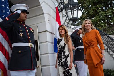 Melania Trump y la reina Máxima de los Países Bajos durante la ceremonia de llegada en el jardín sur de la Casa Blanca. (EFE/EPA/SALWAN GEORGES / POOL)