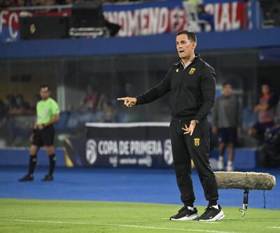 El argentino Víctor Bernay, entrenador de Guaraní, durante el partido frente a Cerro Porteño por la fecha 19 del torneo Clausura 2025 de la Primera División de Paraguay en el estadio La Nueva Olla, en Asunción, Paraguay.
