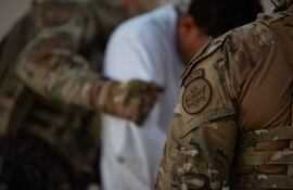 Agentes de aduanas y protección de fronteras de Estados Unidos preparan la deportación de inmigrantes ilegales en una base aérea militar en Fort Bliss, Texas, el pasado 8 de febrero.