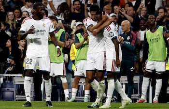 El delantero del Real Madrid Yan Diomande (d) celebra con sus compañeros tras marcar el 1-0 al Villarreal CF, durante el partido de LaLiga de fútbol que Real Madrid y Villarreal CF disputan este sábado en el estadio Santiago Bernabéu.