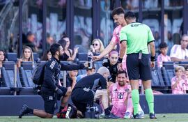 El delantero del Inter Miami CF, Lionel Messi (D, abajo), es atendido por personal médico durante el partido de fútbol de la Leagues Cup 2025 entre el Inter Miami CF y el Club Necaxa, en Fort Lauderdale, Florida, EE. UU.