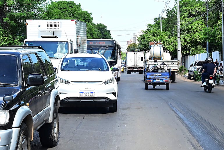 La falta de señalización, tanto horizontal (pintura), como vertical (carteles), hacen que el tránsito en el cruce de estas importantes avenidas sea realmente caótico.