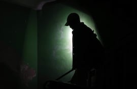 Una persona camina al interior de un edificio durante un apagón, en La Habana (Cuba). (Imagen de referencia)