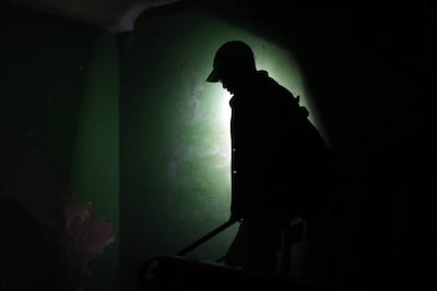 Una persona camina al interior de un edificio durante un apagón, en La Habana (Cuba). (Imagen de referencia)
