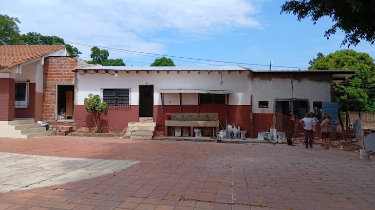 En la imagen se observa que solo el techo del anterior baño fue refaccionado. La otra parte corresponde al aula del séptimo grado que también necesita de una urgente reparación que sus tirantes están torcidos.