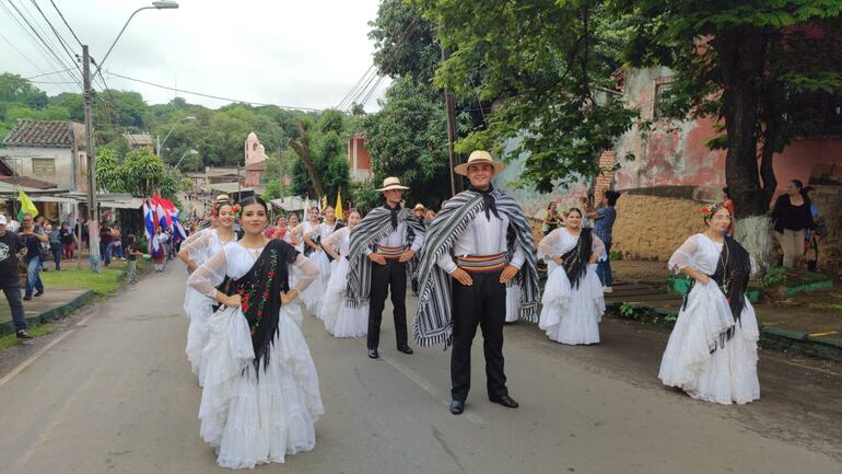 Los jóvenes de Piribebuy Jeroky se lucieron con los trajes típicos paraguayos.