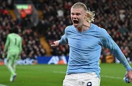 713
El delantero noruego #09 del Manchester City, Erling Haaland (d), celebra tras anotar el segundo gol de su equipo durante el partido de la Premier League inglesa entre el Liverpool y el Manchester City en Anfield, Liverpool, noroeste de Inglaterra, el 8 de febrero de 2026. (Foto de Paul ELLIS / AFP)