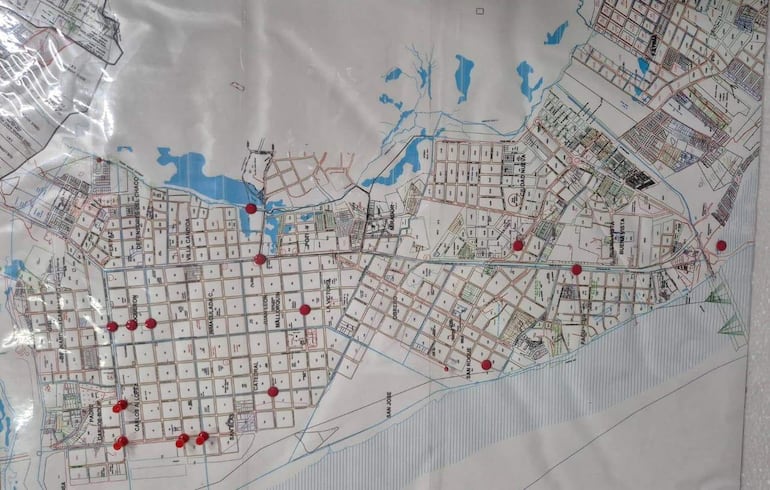 Mapa detallado del microcentro de Encarnación, con áreas delineadas y chinchetas rojas que indican lugares significativos.