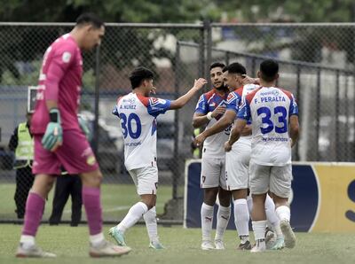 Los jugadores de Cerro Porteño se abrazan para celebrar uno de los cinco goles frente a Trinidense.
