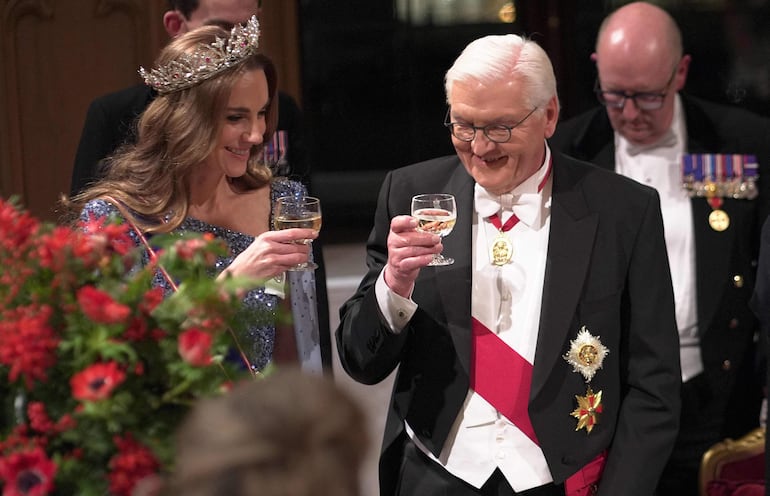 La princesa de Gales, Kate Middleton, y el presidente de Alemania, Frank-Walter Steinmeier, brindan durante un banquete de estado en el Castillo de Windsor en Windsor. (Yui Mok / POOL / AFP)