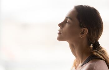 Mujer meditando, imagen ilustrativa.