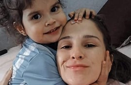 Bianca Sofía Balbuena Roldán abraza a su tía Aida Roldán, mientras esperan el "si" de un ángel.
