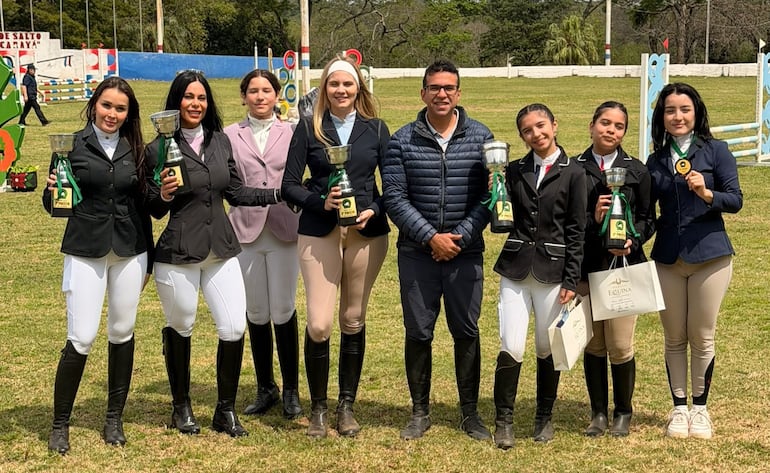 Las amazonas de la Escuela Paraguaya de Equitación, participantes en el concurso.