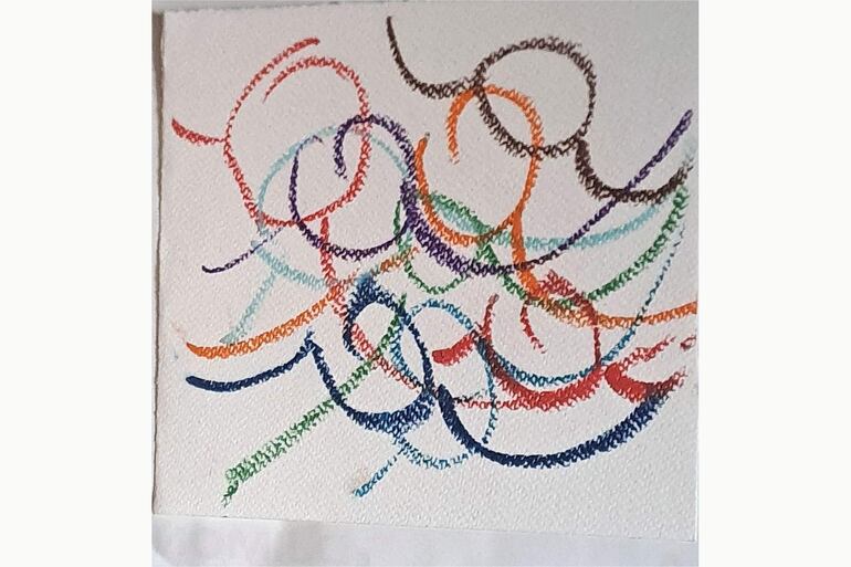 Obra abstracta con líneas y colores sobre fondo blanco, sin personas visibles en un entorno artístico.