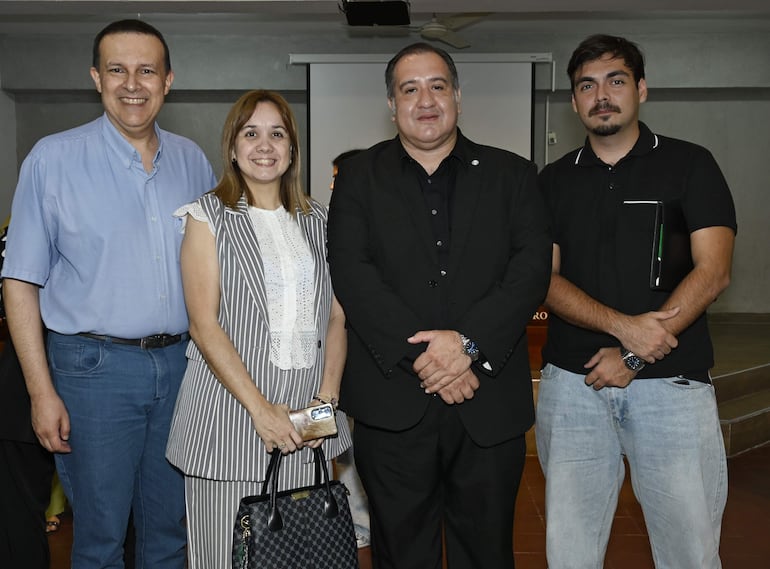 Omar Bogado y Karina Benítez junto con Nery y Miguel Peña.