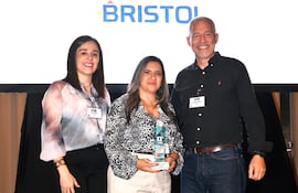 Laura Derene, Diana Vera y Fernando Vangioni en representación de Bristol.