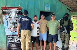 Ricardo Gabriel Vera Leiva (remera blanca), Fermín Cohene Mendoza (remera marrón) y Rodi Cohene Mendoza (remera verde), custodiados por policías de Abigeato.