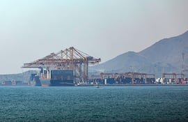 Como parte de las próximas medidas de los Emiratos Árabes Unidos para evitar que sus buques de carga transiten por el estrecho de Ormuz —tras las perturbaciones causadas por ataques a embarcaciones durante el reciente conflicto regional entre Estados Unidos, Israel e Irán—, el puerto de Khor Fakkan será objeto de una ampliación.