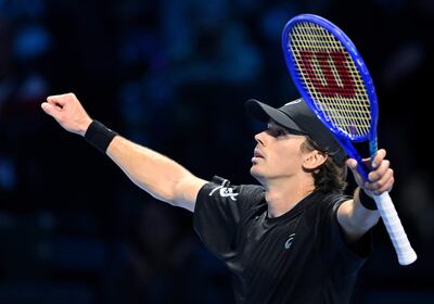 Alex De Miñaur derrotó en dos mangas a Taylor Fritz y espera un triunfo de Carlos Alcaraz sobre Lorenzo Musetti para acceder a las semifinales del Masters que se disputa en Turín.