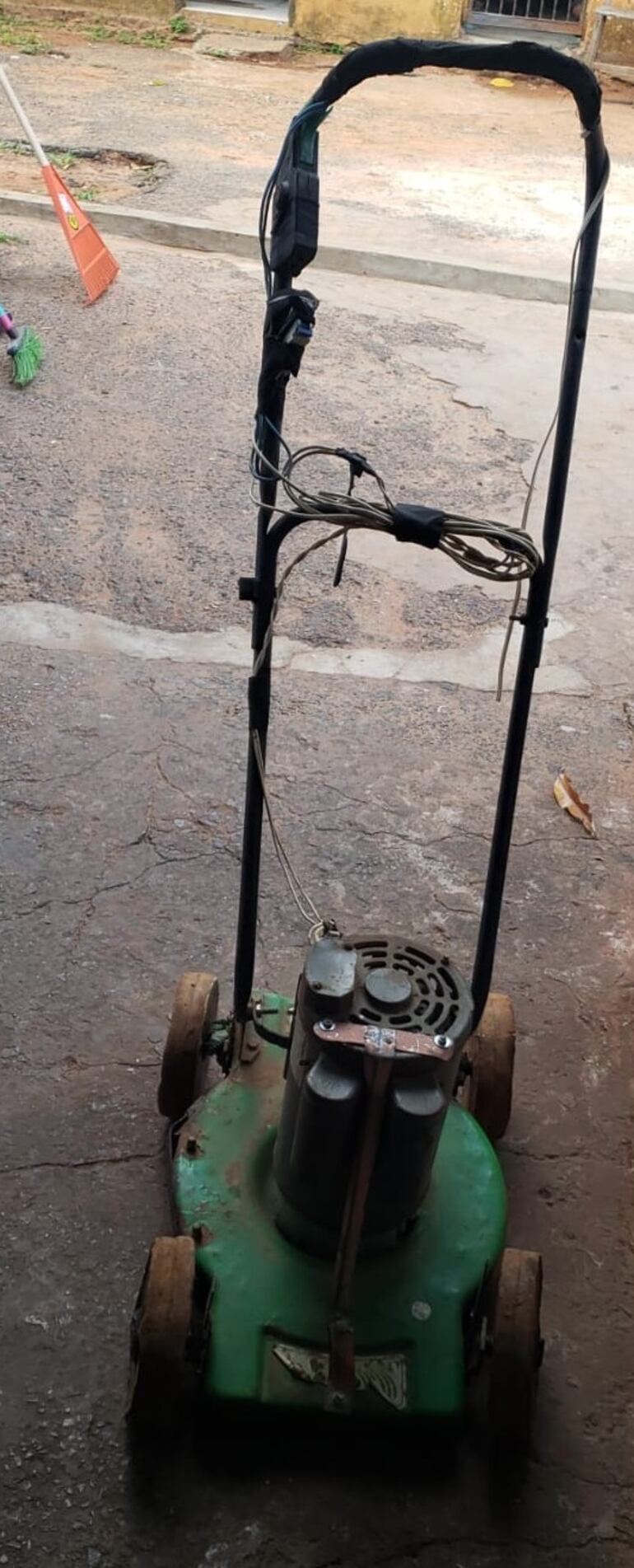 La máquina cortacésped que fue recuperada.