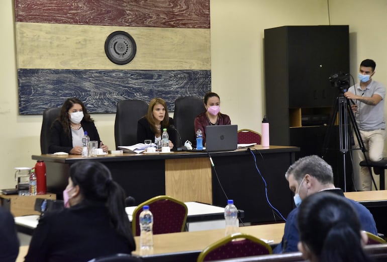 El Tribunal de Sentencia Especializado en Delitos Económicos integrado por las juezas Yolanda Morel (izq.), Claudia Criscioni (presidenta) y Yolanda Portillo dicta su sentencia en el juicio a Ramón González Daher y Fernando González Karjallo, que finalizó el 10 de diciembre de 2021.