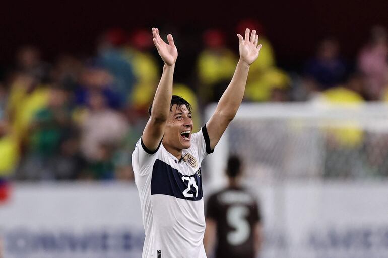 Jackson Porozo, futbolista de Ecuador, celebra la clasificación a los cuartos de final de la Copa América 2024 después del partido frente a México en el State Farm Stadium en Glendale, Arizona.