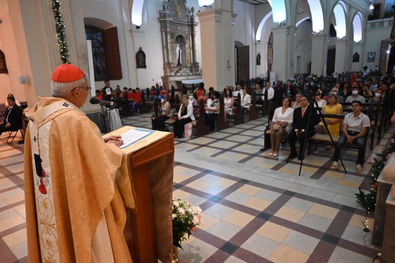 Cardenal Adalberto Martínez en plena homilía.