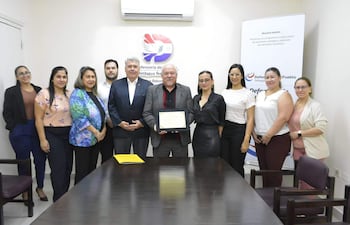Rogelio Goiburú sostiene un certificado el reconocimiento por parte de Defensoría del Pueblo.