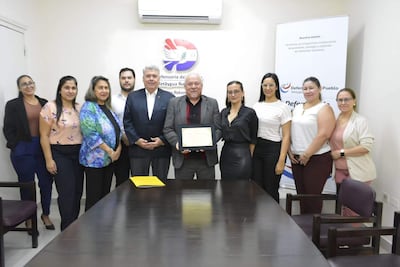 Rogelio Goiburú sostiene un certificado el reconocimiento por parte de Defensoría del Pueblo.