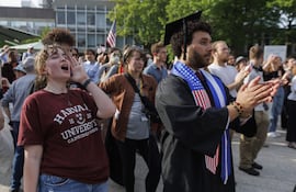 Estudiantes de Harvard se manifiestan contra la política del presidente Donald Trump contra la universidad.