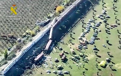 Esta imagen fija, extraída de un vídeo grabado y difundido por la Guardia Civil española el 28 de octubre de 2026, muestra una vista aérea de una colisión ferroviaria entre un tren de alta velocidad AVE de Renfe y un tren de Iryo, ocurrida a unos 150 km al sur de Madrid, entre Urda y Los Yébenes, en la provincia de Toledo.