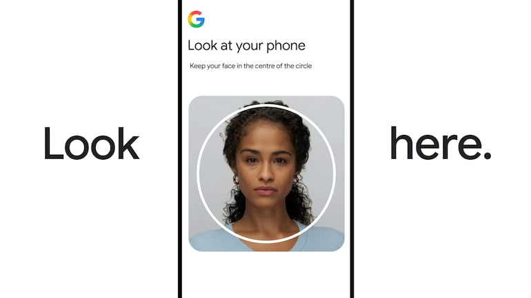 Mujer adulta, tranquila, sosteniendo un teléfono en diferentes ángulos, centrando su rostro en un círculo en la pantalla.