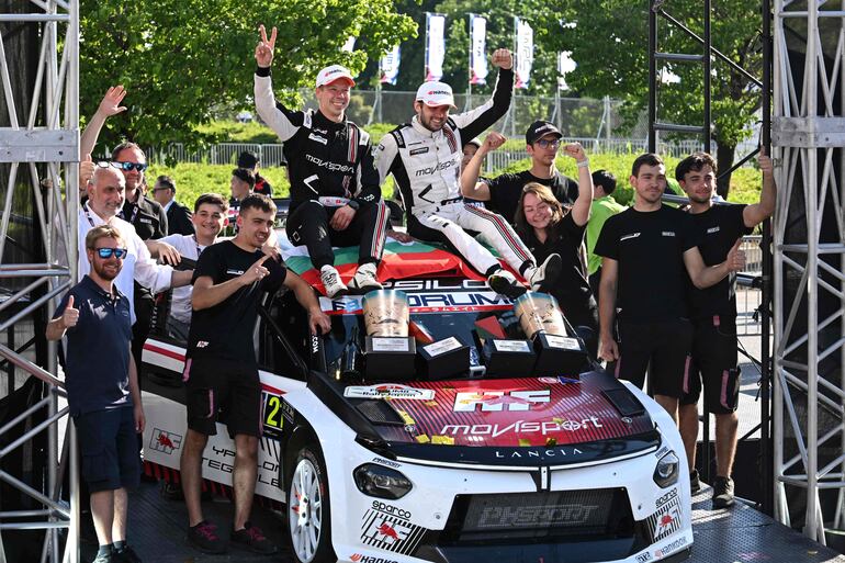 Nikolay Gryazin y Konstantin Aleksandrov celebran la victoria en la WRC2 junto a todo el equipo.