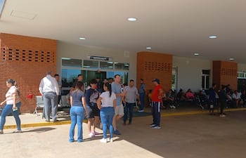 Familiares de las victimas aguardando el resultado médicos de los accidentados.